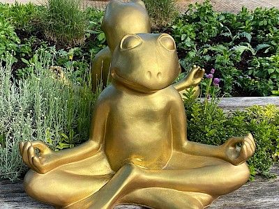 Goldener Frosch im Garten